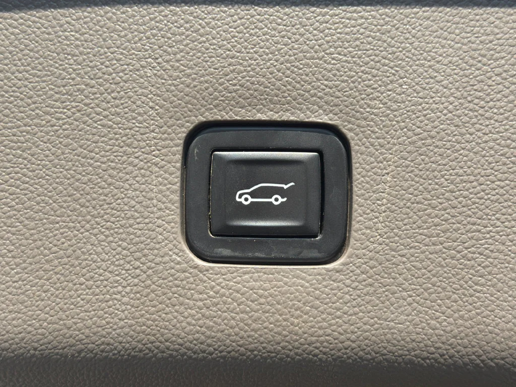 Used 2018 White Chevrolet 3LT image 19
