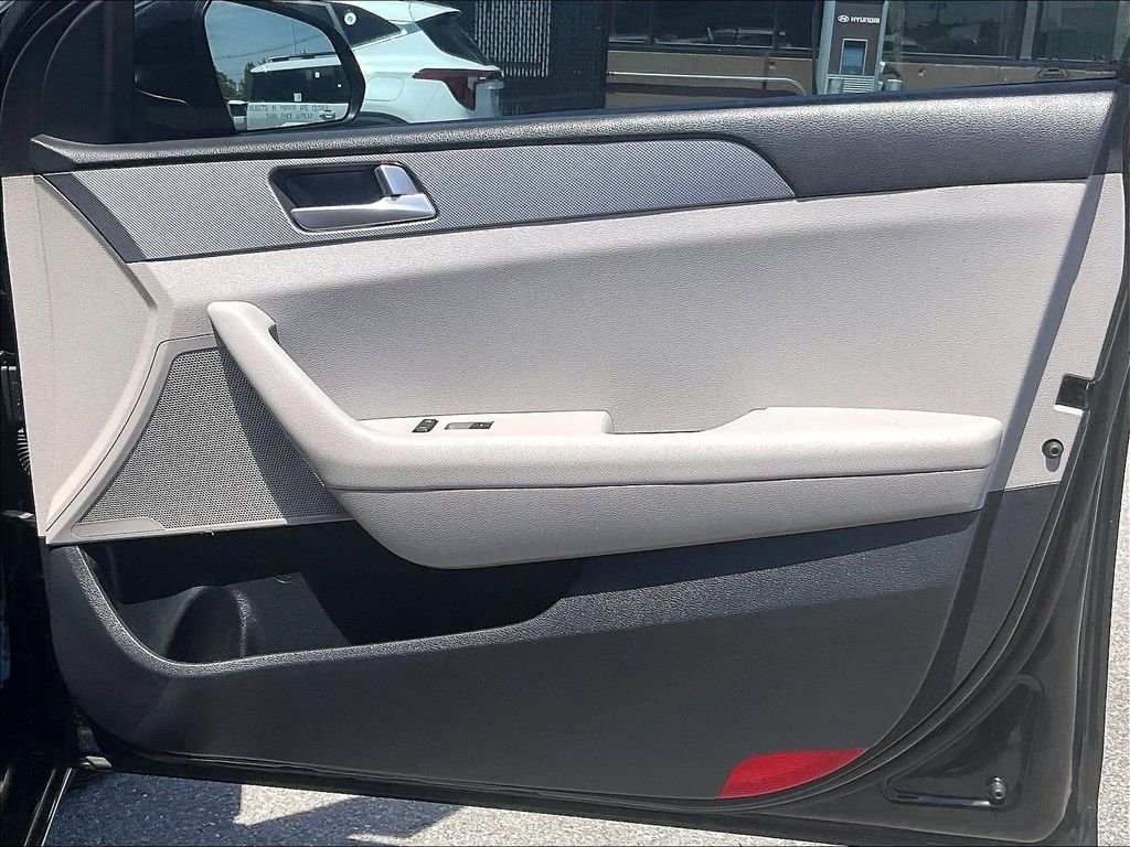 Used 2017 Black Hyundai SE image 12