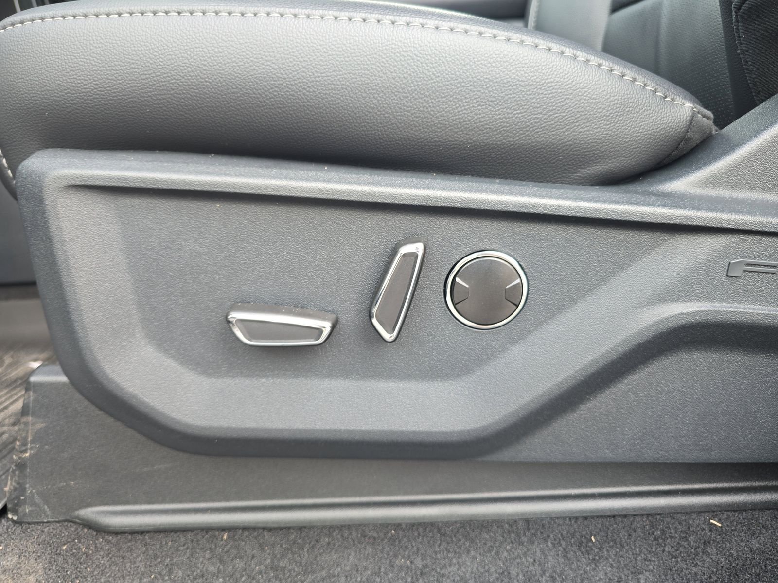 New 2025 Agate Black Metallic Ford Lariat image 15
