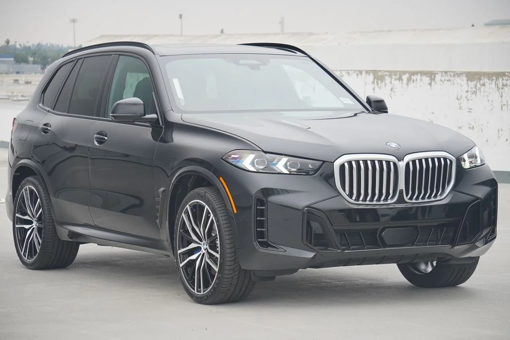 Used 2026 Black BMW sDrive40i image 3