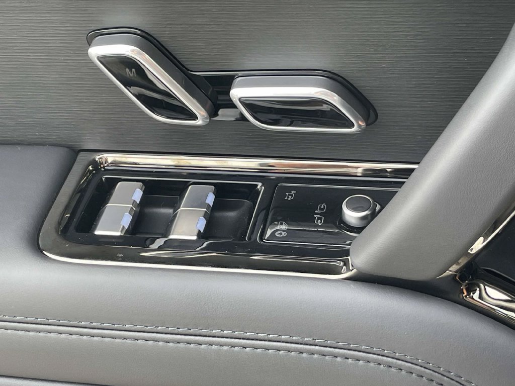 New 2026 Fuji White Land Rover Dynamic SE image 34