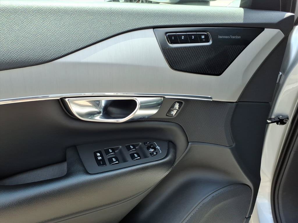 Used 2021 Bright Silver Metallic Volvo Momentum image 14