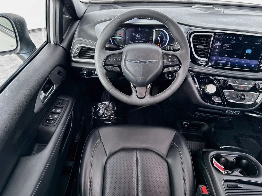 Used 2023 White Chrysler Touring L image 22