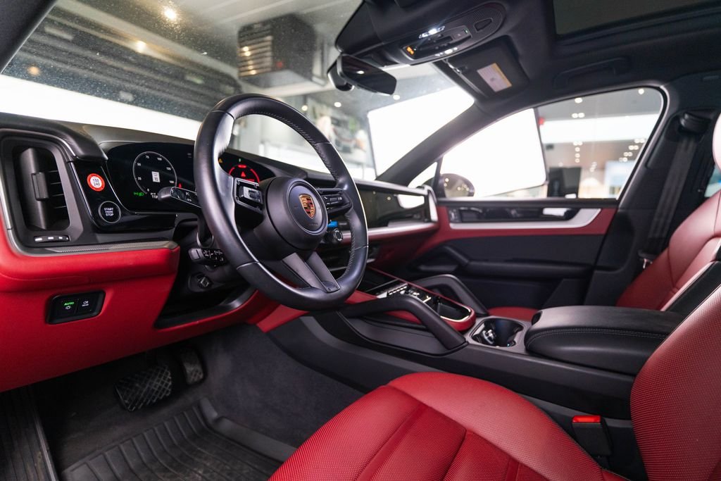 Used 2025  Porsche Base image 4