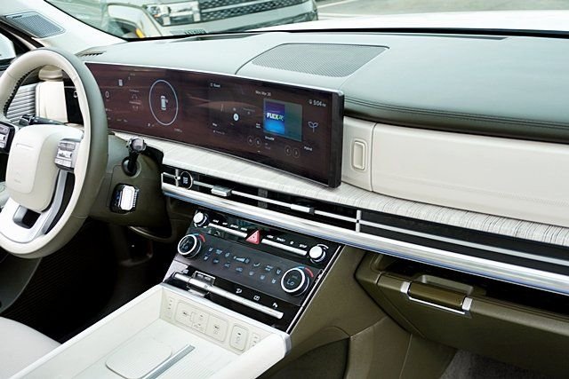 Used 2025 White Hyundai Calligraphy image 12