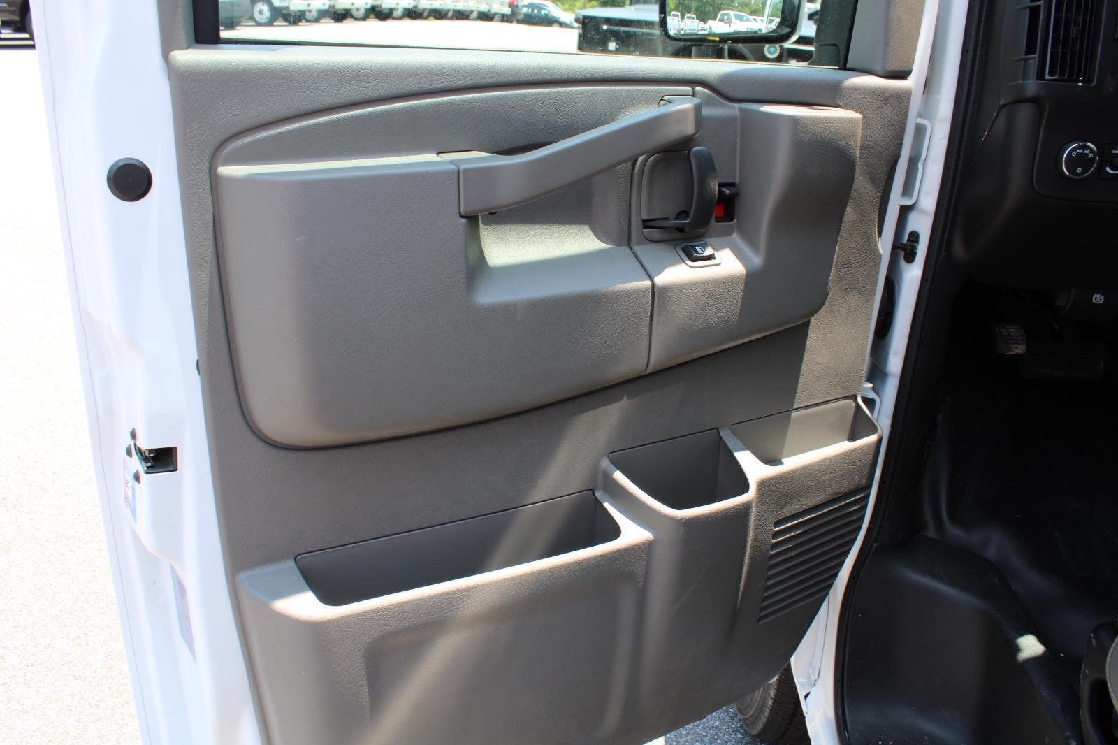 New 2025 Summit White GMC 1WT image 13