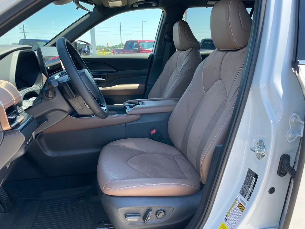 Used 2025 White Toyota MAX Platinum image 7