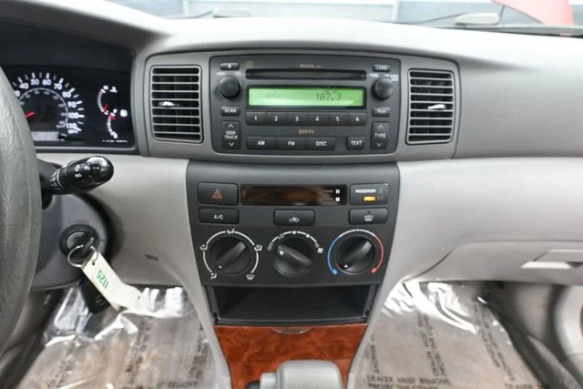 Used 2005 Red Toyota LE image 27
