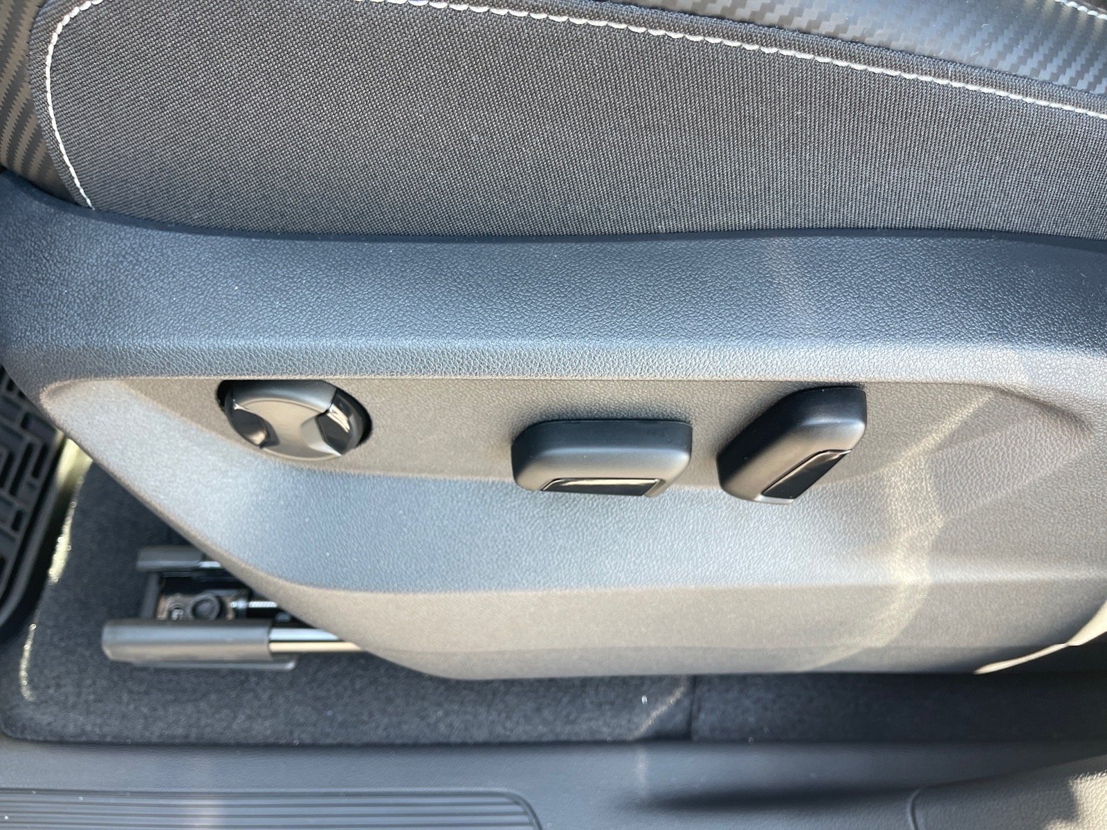 New 2026 Opal White Pearl Volkswagen SE image 9