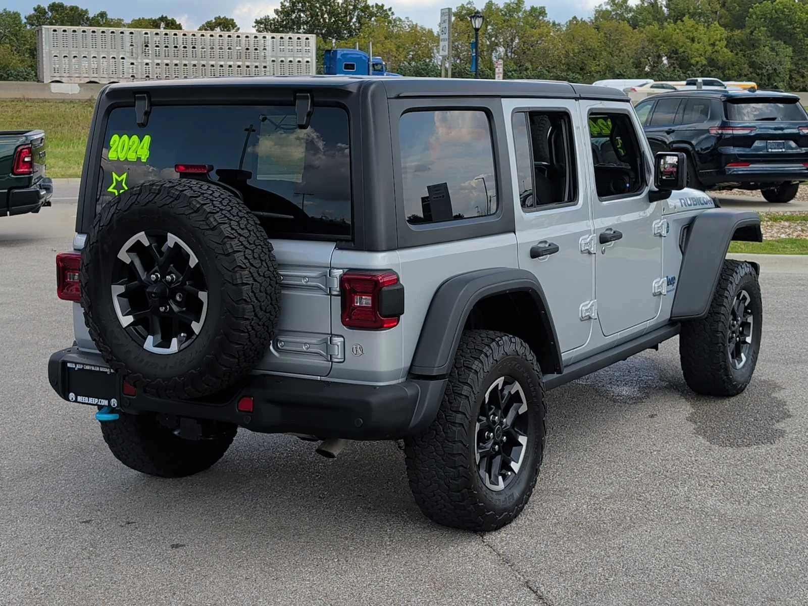 Used 2024 Silver Zynith Clearcoat Jeep Rubicon image 9