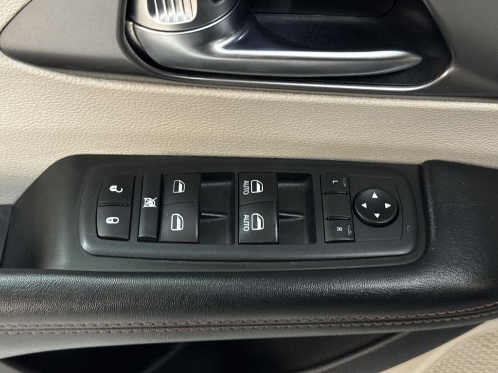 Used 2020 Crystal Metallic Chrysler Touring L image 15
