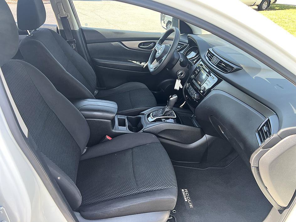 Used 2017 Glacier White Nissan S image 17