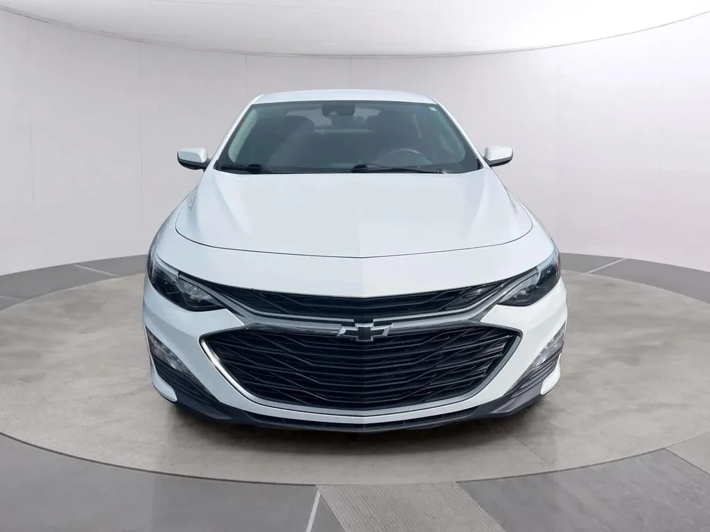 Used 2024 Summit White Chevrolet LT image 8