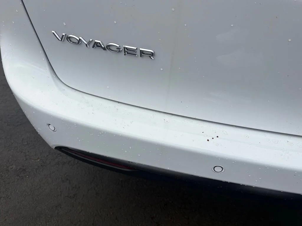 New 2026 Bright White Clear-Coat Exterior Paint Chrysler LX image 10