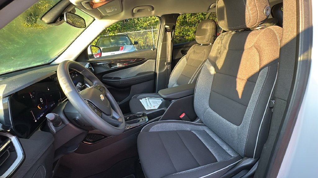Used 2025 Summit White Chevrolet LT image 10
