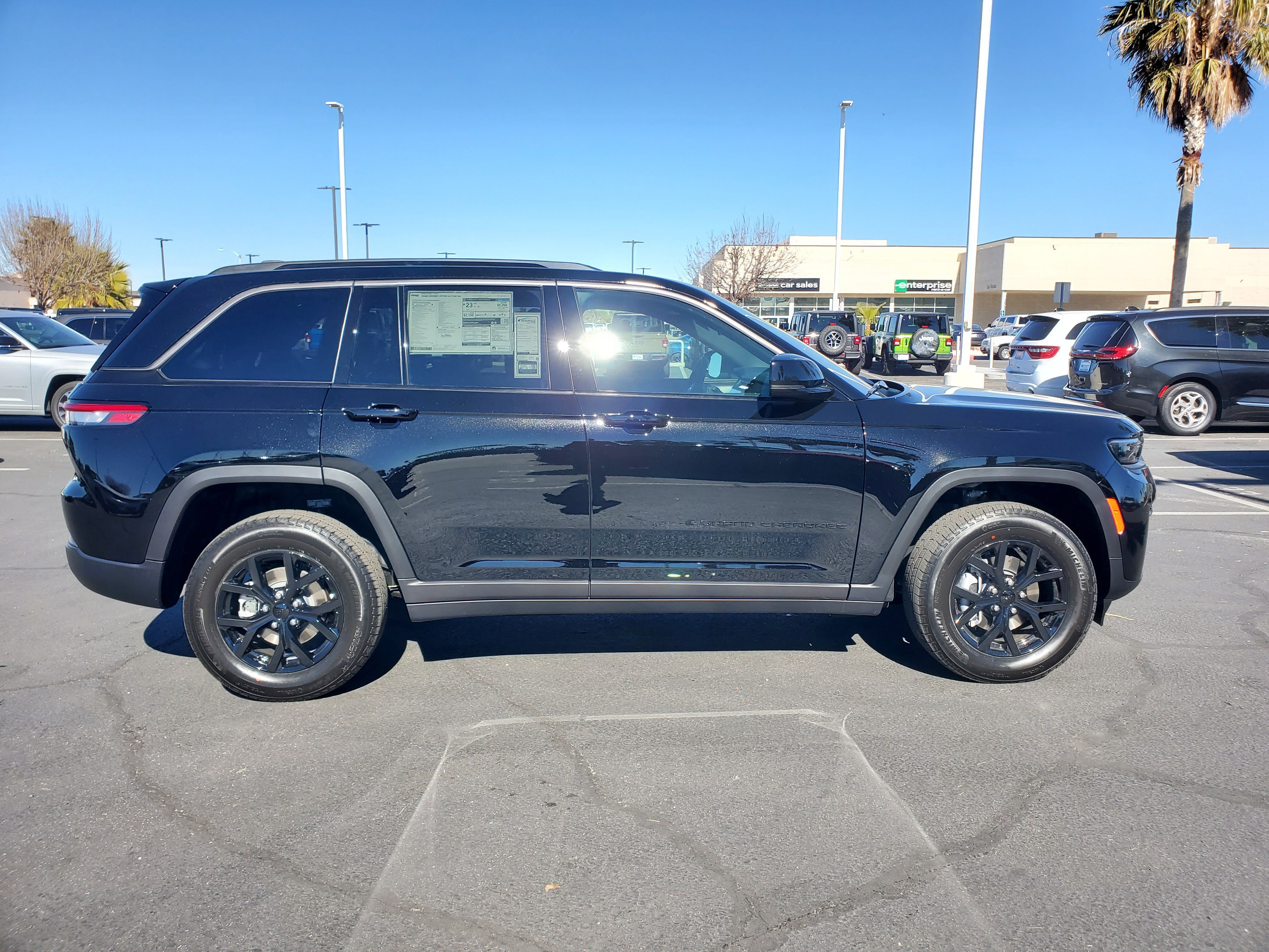New 2026 Diamond Black Crystal Pearl-Coat Exterior Paint Jeep Altitude image 2
