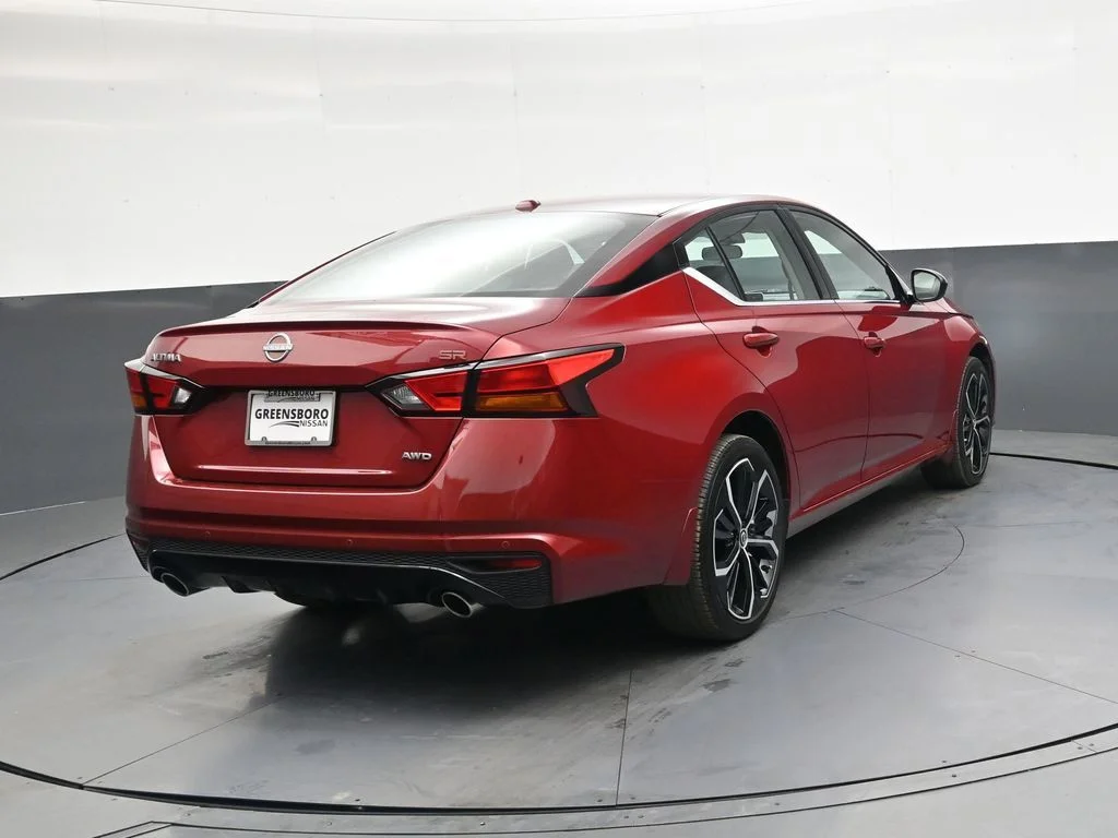 Used 2025 Red Nissan 2.5 SR image 5