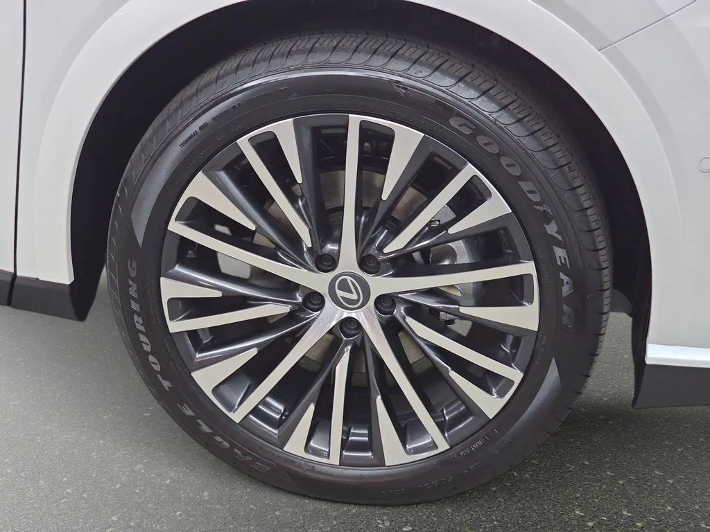 New 2026 Eminent White Pearl Lexus PREMIUM PLUS image 30