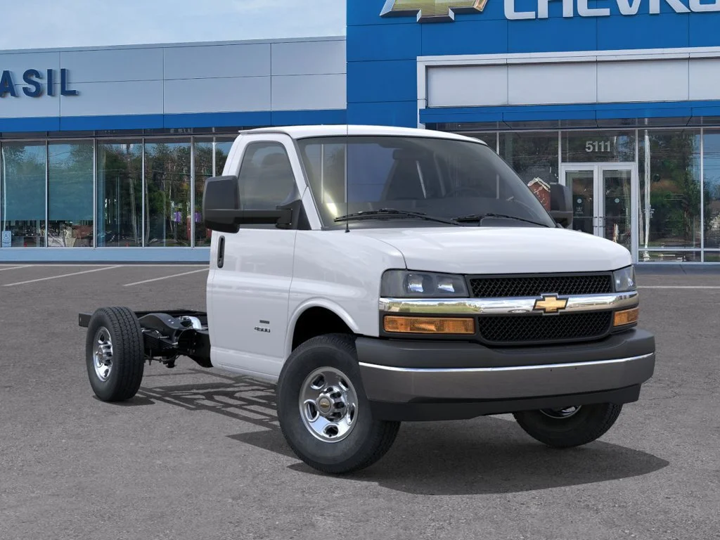 New 2026 Summit White Chevrolet 1WT image 7