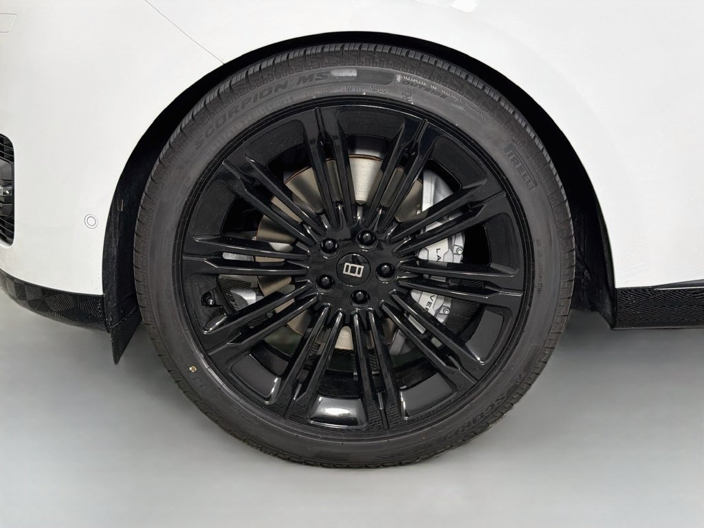 New 2027 Fuji White Land Rover SE image 33