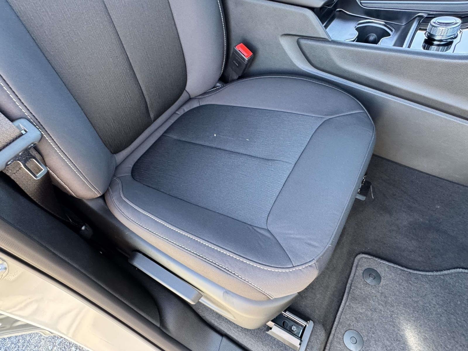 New 2025 Silver Zynith Exterior Paint Jeep Laredo X image 15