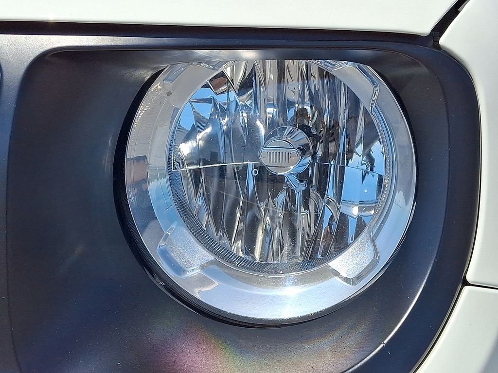 Used 2023 White Jeep Latitude image 10