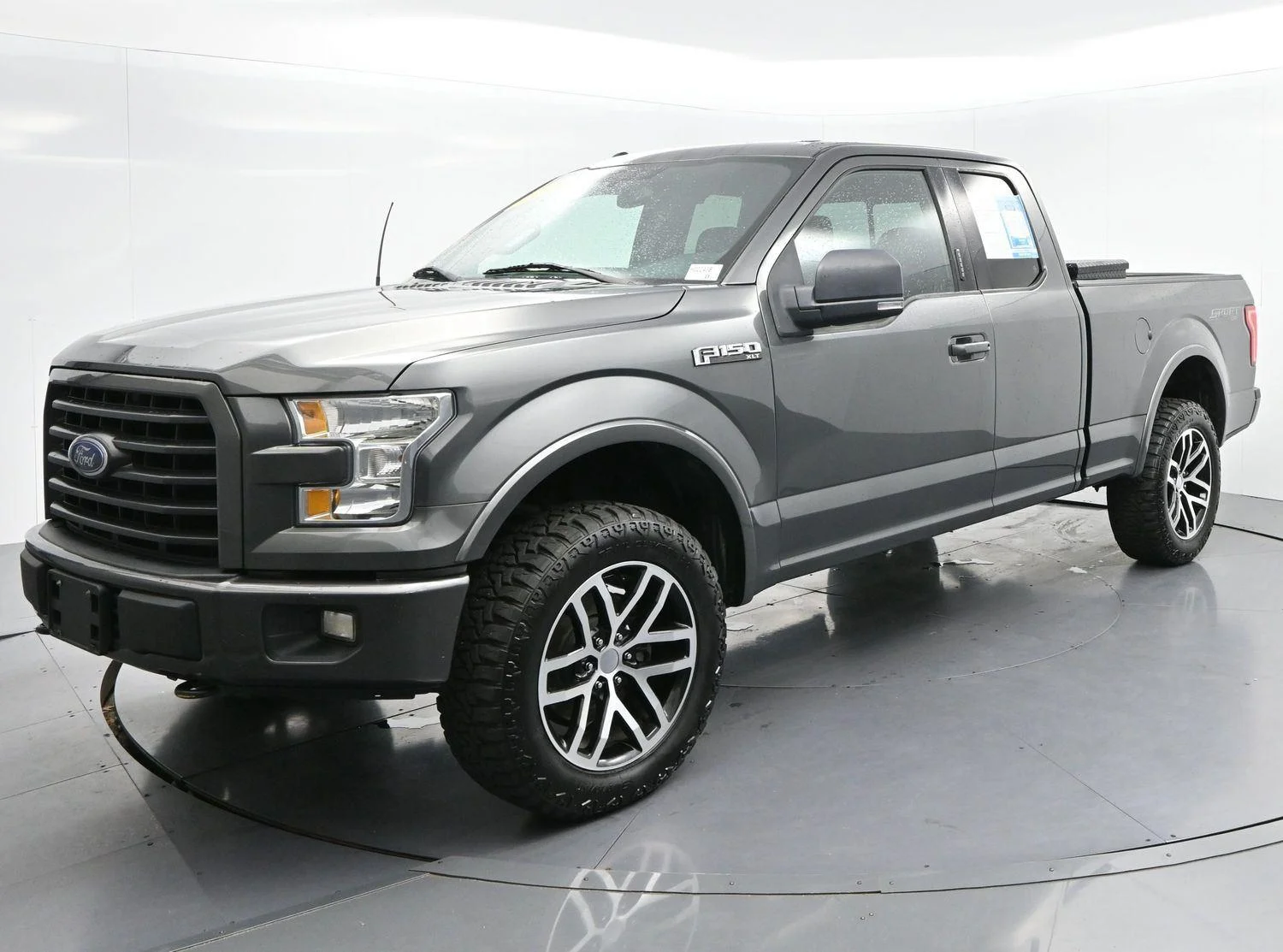 Used 2016 Magnetic Metallic Ford XLT image 3