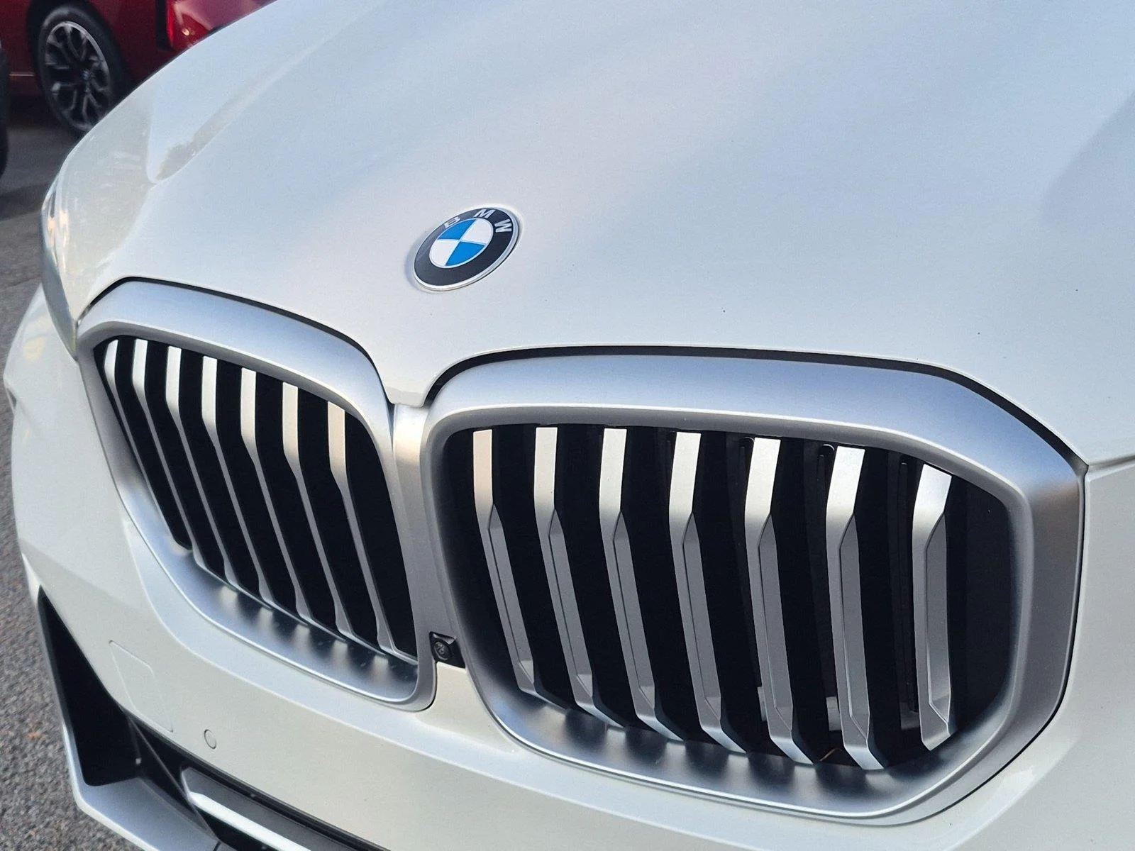 Used 2025 Mineral White Metallic BMW xDrive40i image 13