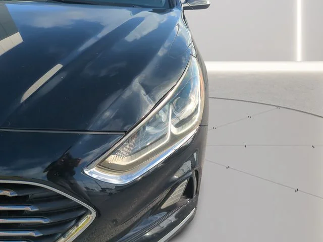 Used 2019 Black Hyundai SE image 9