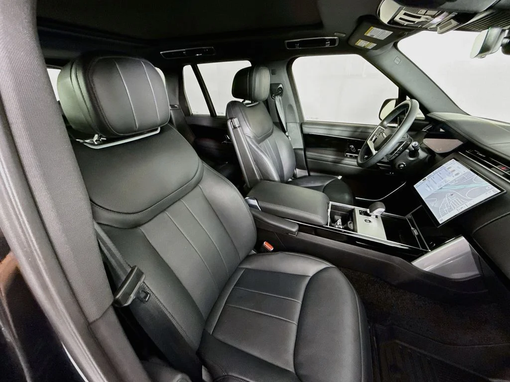 Certified Used 2025 Obsidian Black SV Bespoke Ultra Metallic Gloss Land Rover SE image 28