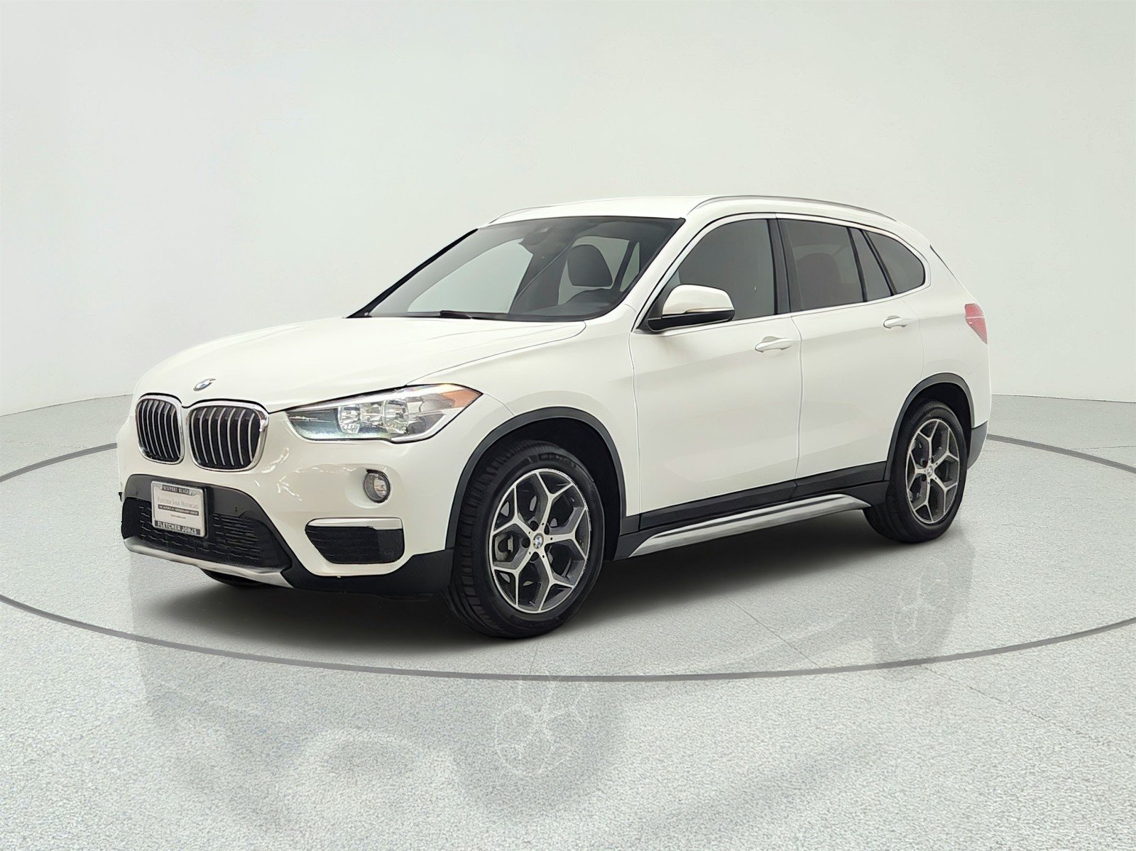 Used 2019 Alpine White BMW sDrive28i Sports Activity Vehicle image 1