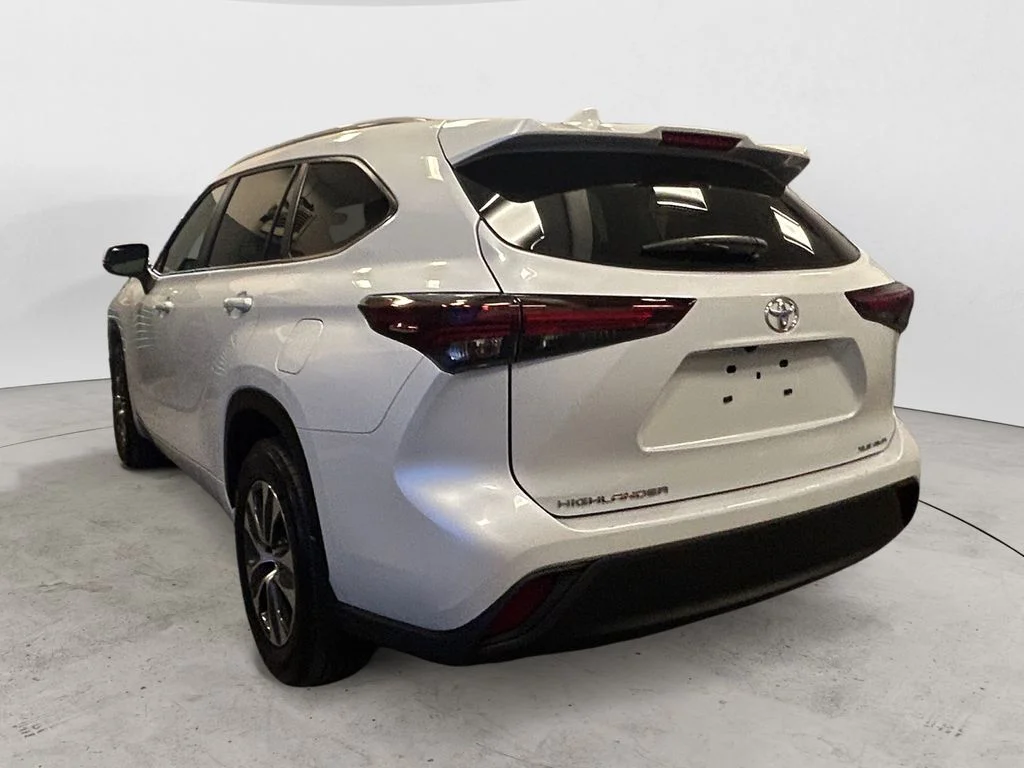 Used 2026 Pearl Toyota XLE image 3