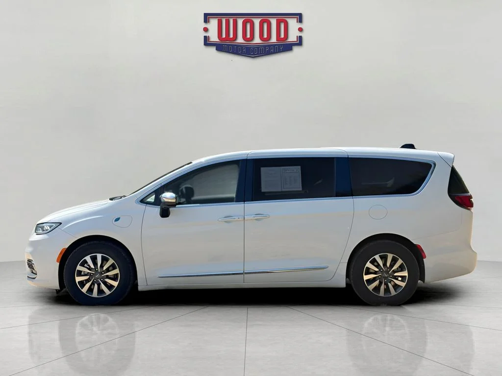 Used 2023 Bright White Clearcoat Chrysler Limited image 4