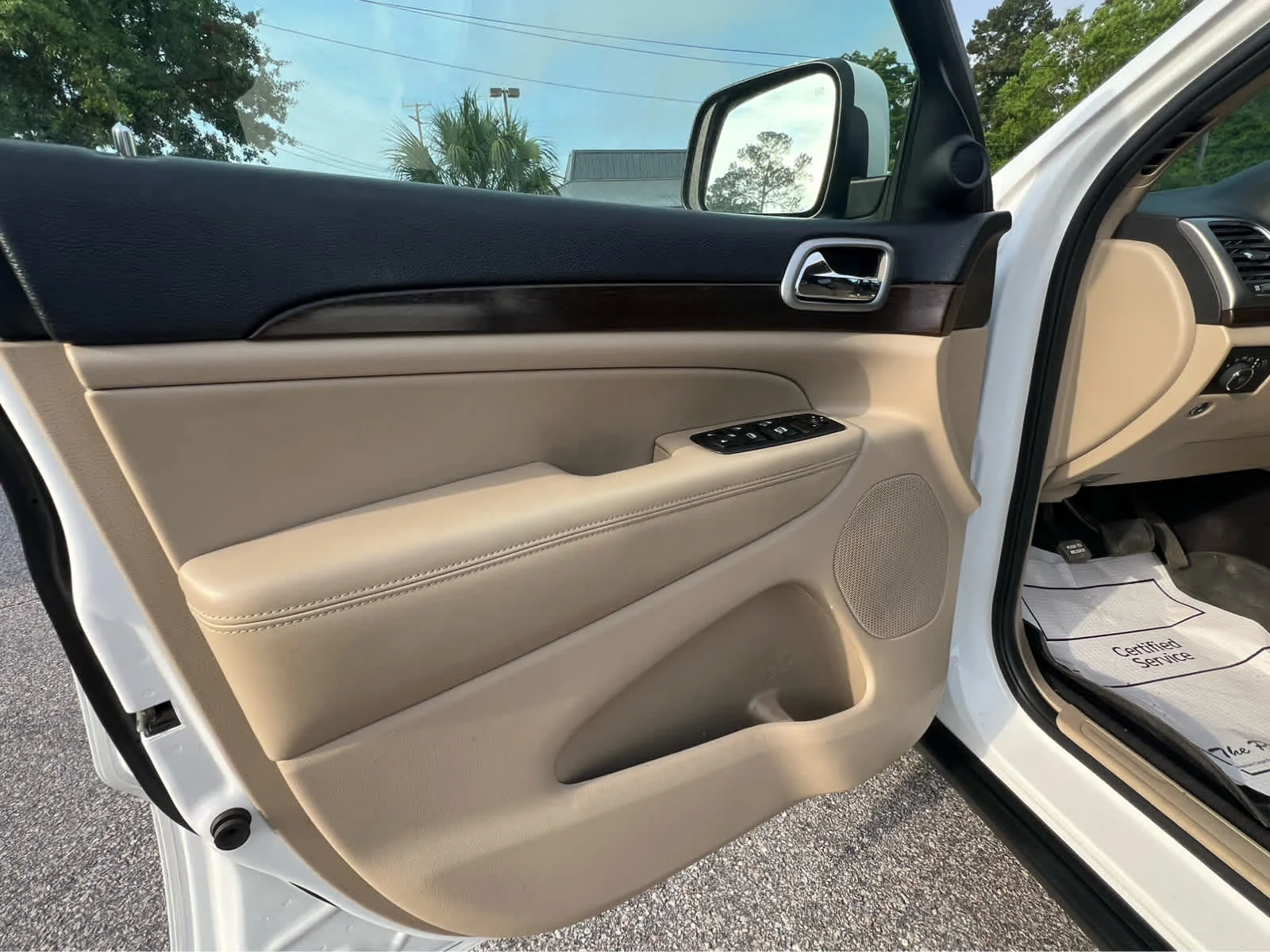 Used 2018  Jeep Laredo E image 6