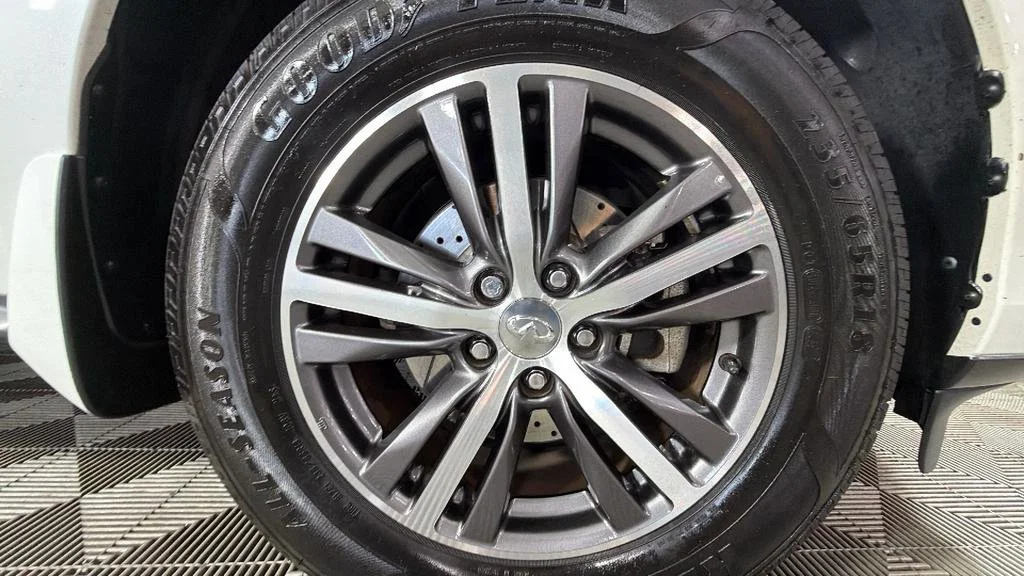 Used 2019 White INFINITI LUXE image 42
