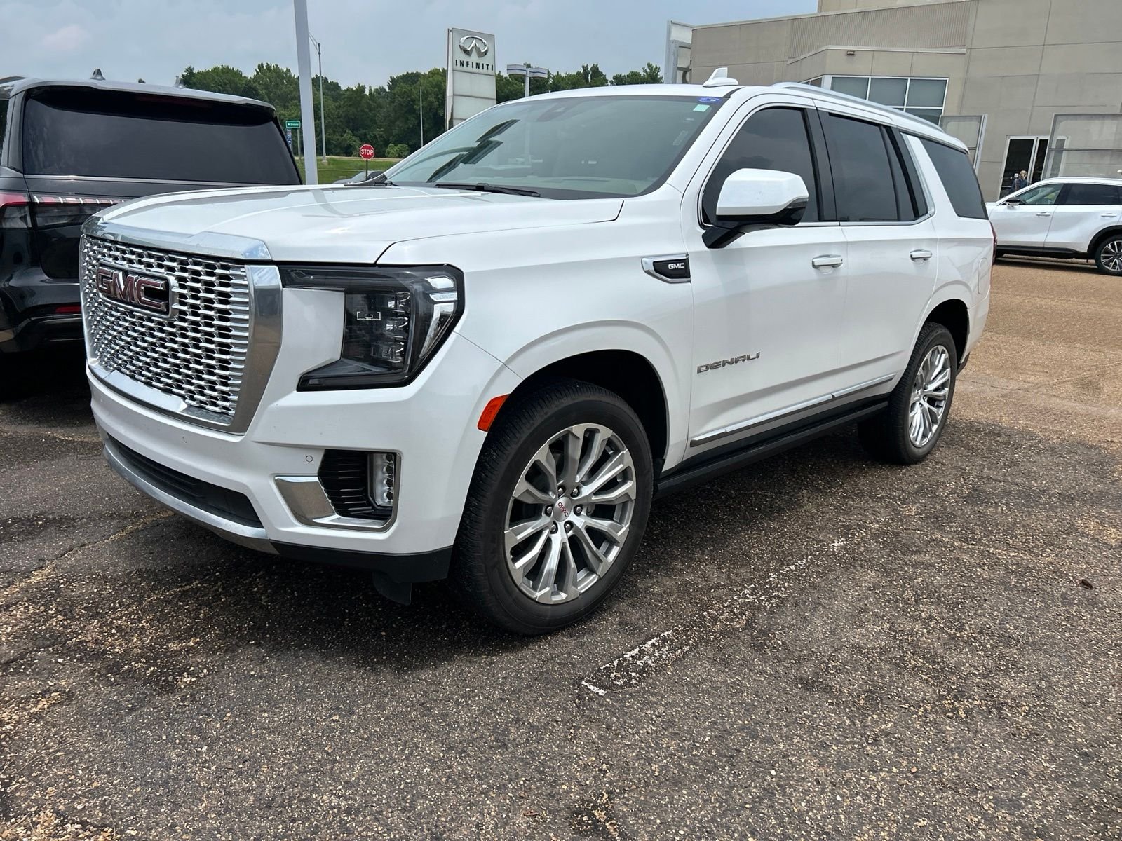 Used 2022 White GMC Denali image 4
