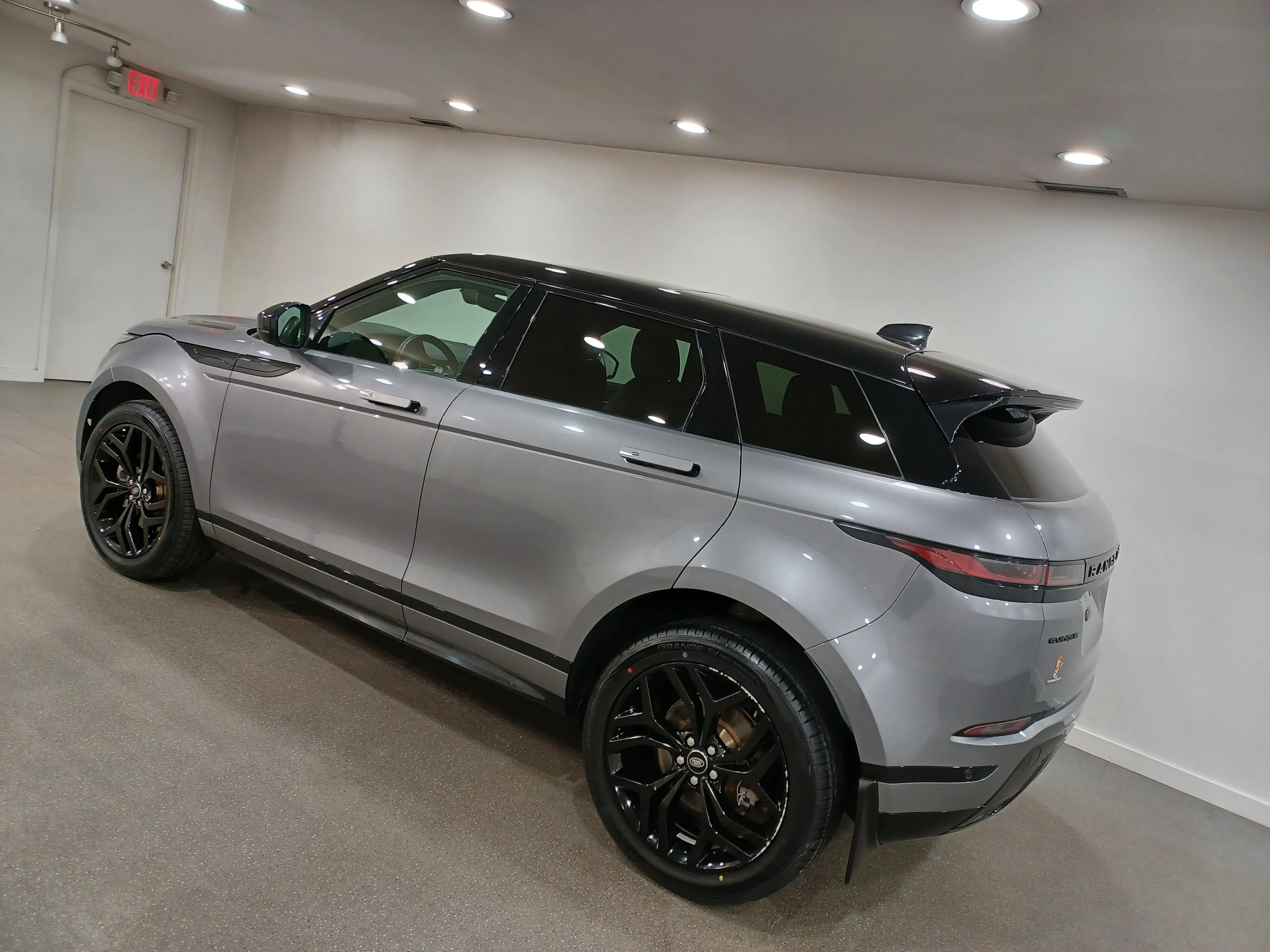 Used 2023 Eiger Grey Metallic Land Rover P250 R-Dynamic SE*Adaptive Cruise | Nav | Pano Roof | Htd Wheel | Htd Leather | Lane Keep Assist image 7