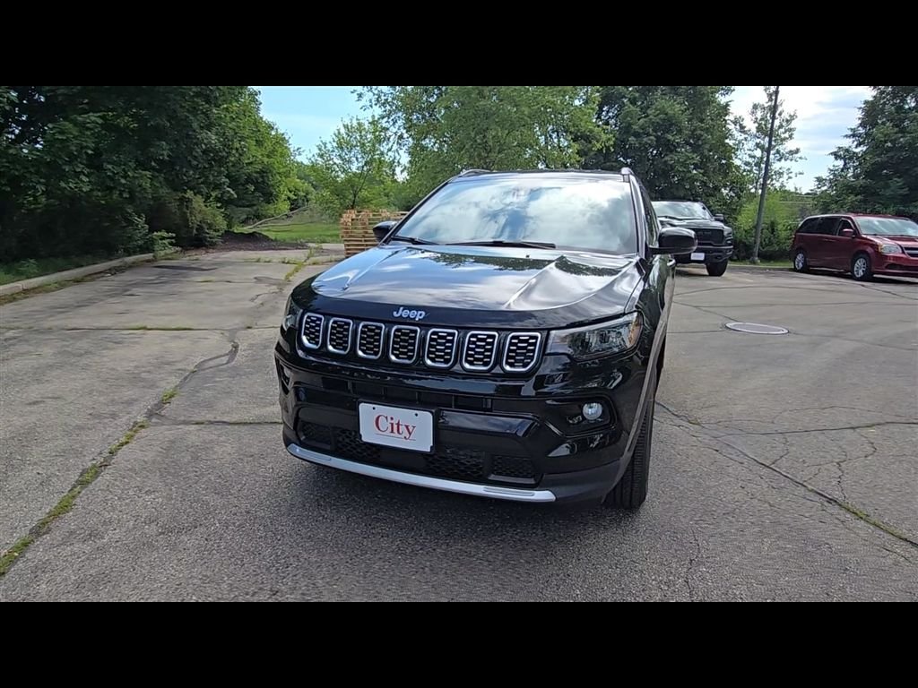 New 2026 Diamond Black Crystal Pearl-Coat Exterior Paint Jeep Limited image 3