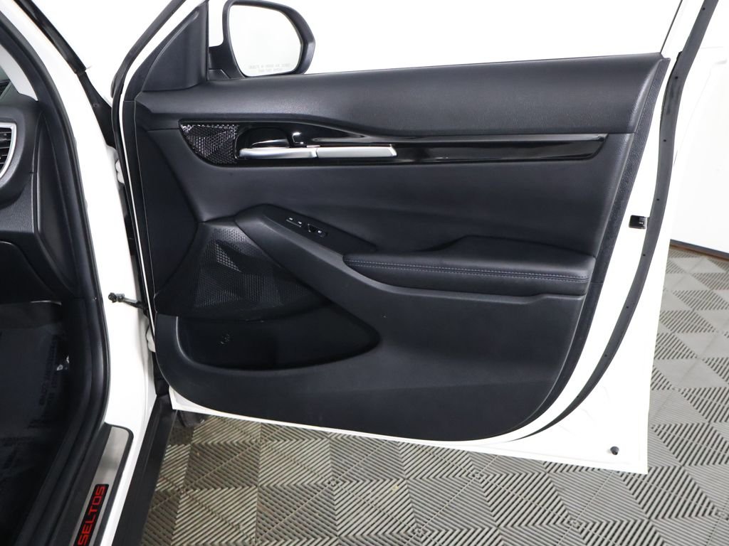 Used 2022 White Kia S image 22