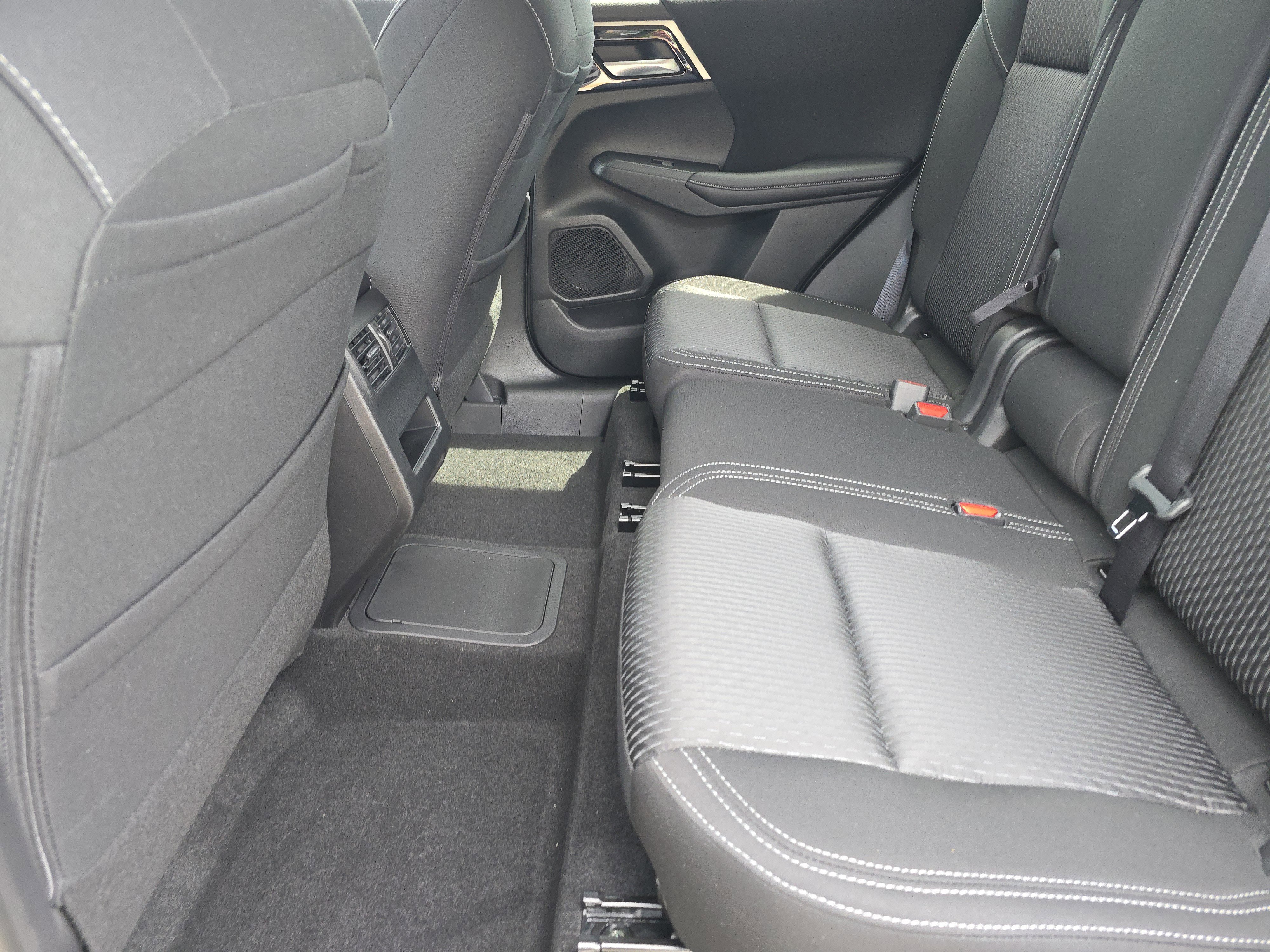2025 Mitsubishi Outlander Plug-in Hybrid ES - Photo 10