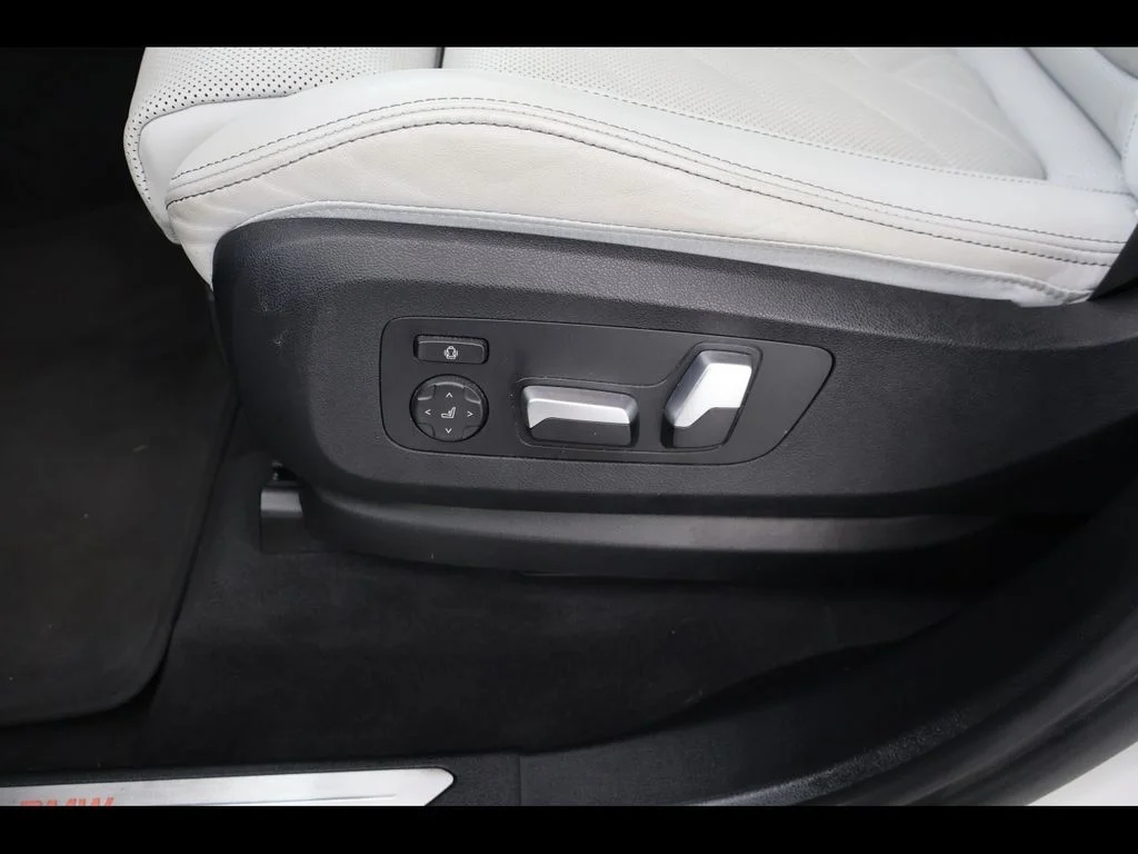 Used 2023 White BMW sDrive40i image 16