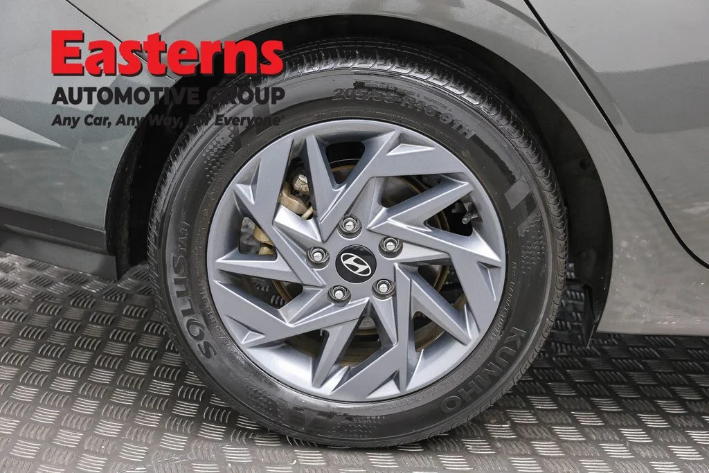Used 2024 Gray Hyundai SEL image 29