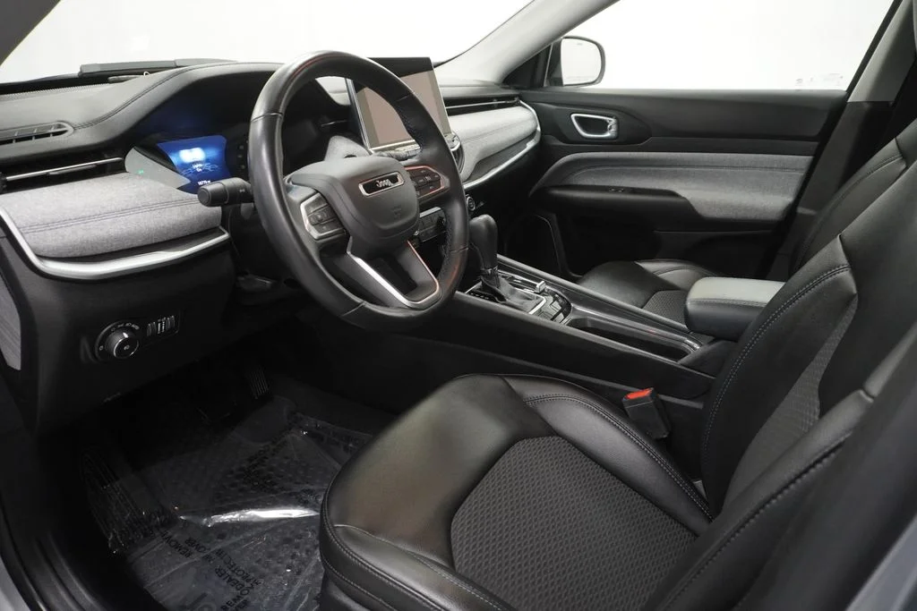 Certified Used 2022 Silver Jeep Latitude image 18