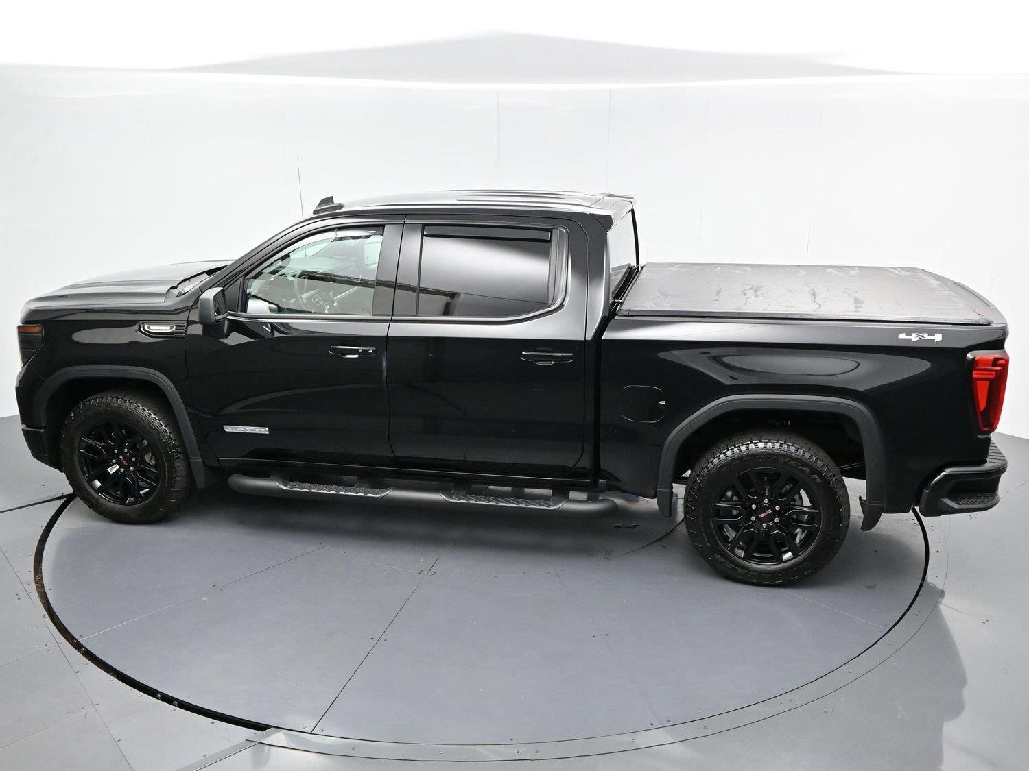 Used 2025 Onyx Black GMC Elevation image 36