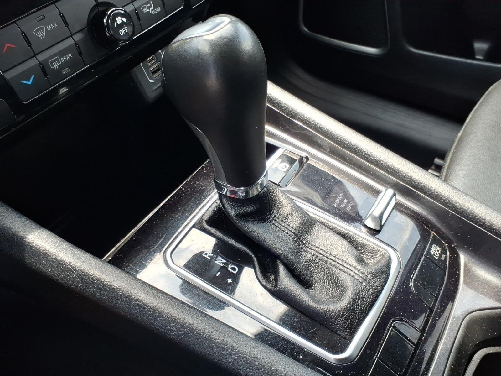 Used 2024 Diamond Black Crystal Pearlcoat Jeep Latitude image 6
