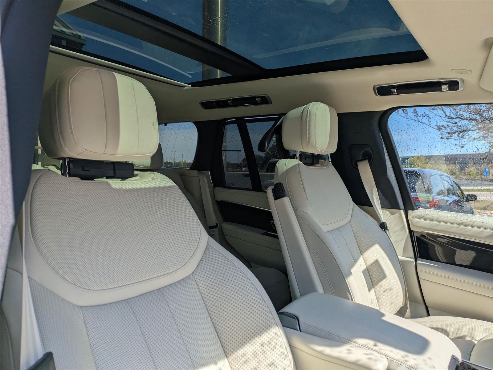 New 2026 Ostuni Pearl White Land Rover SE image 35