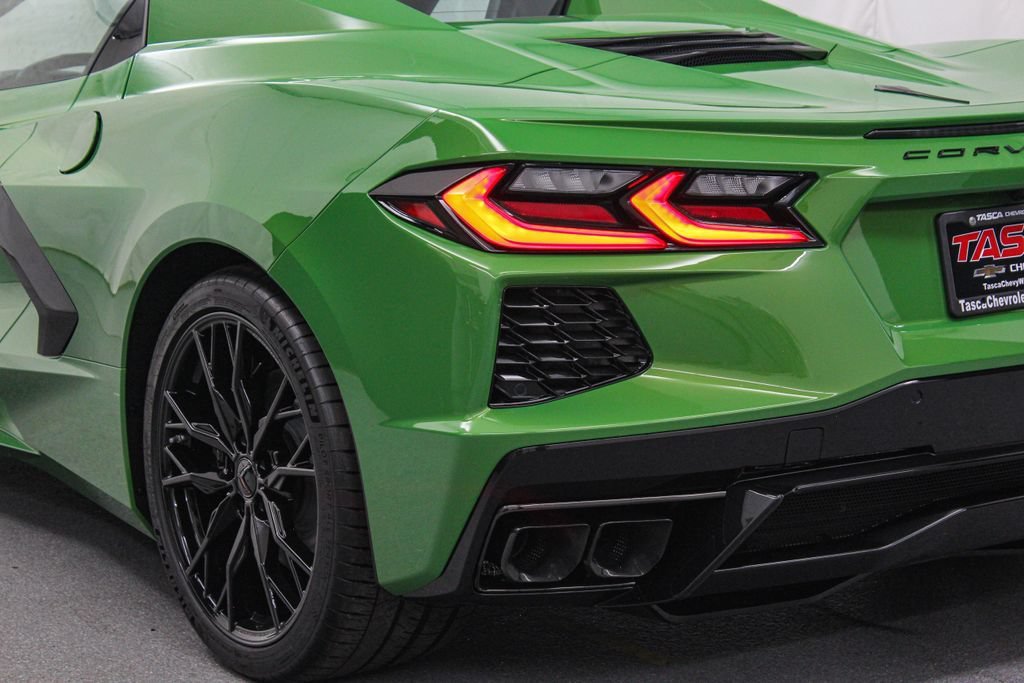 New 2027 Roswell Green Metallic Chevrolet 2LT image 9