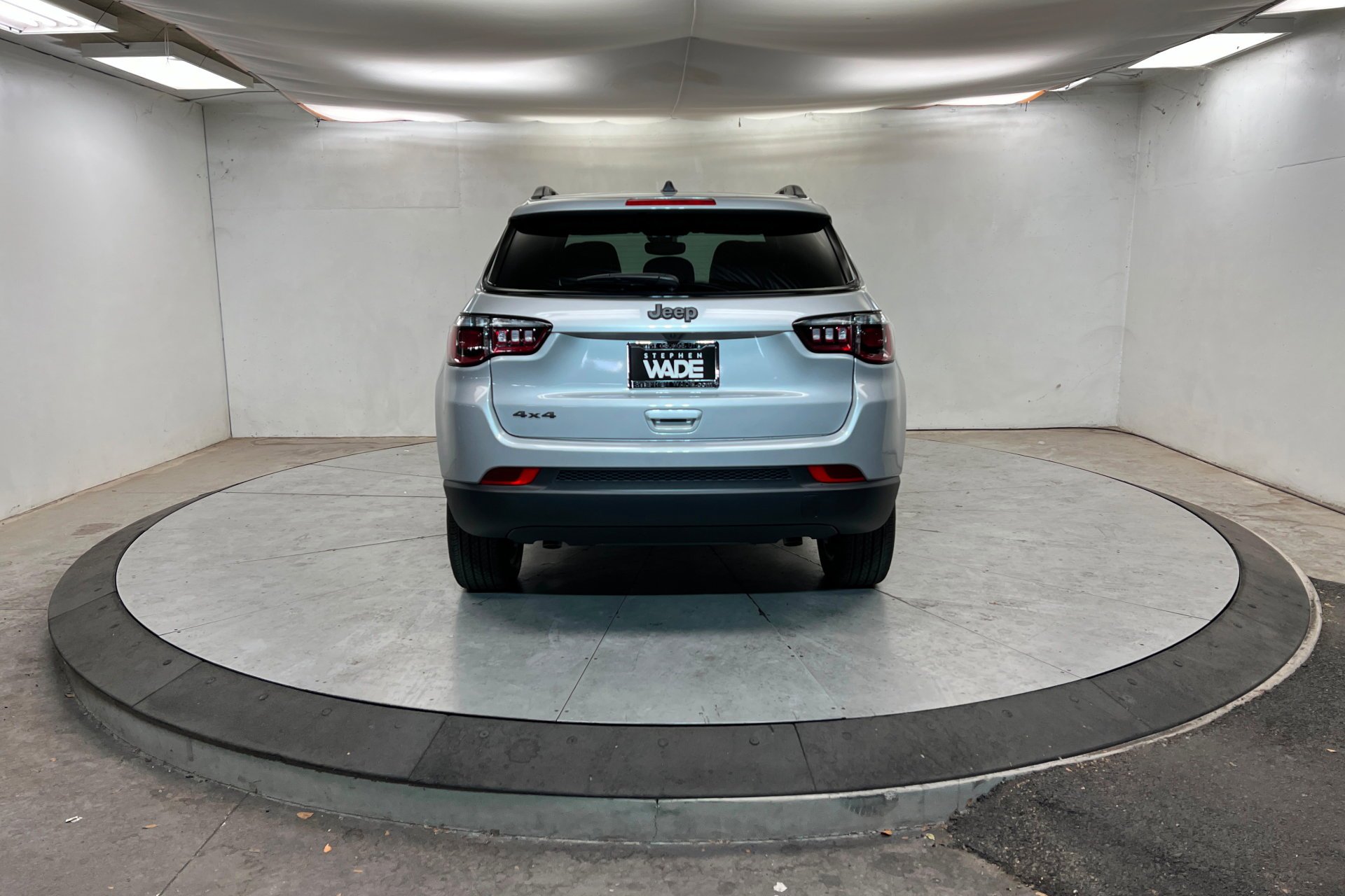 New 2026 Silver Zynith Metallic Clear-Coat Exterior Paint Jeep Latitude Altitude image 5
