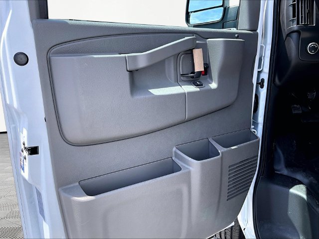 New 2026 Summit White Chevrolet WT image 21