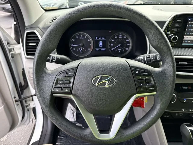 Used 2020 White Hyundai SE image 37